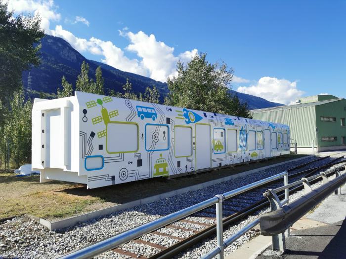 Jessie Meillard, élève graphiste, nouvel habillage d’un wagon de train de Constellium Valais SA, 2020, photo : DR