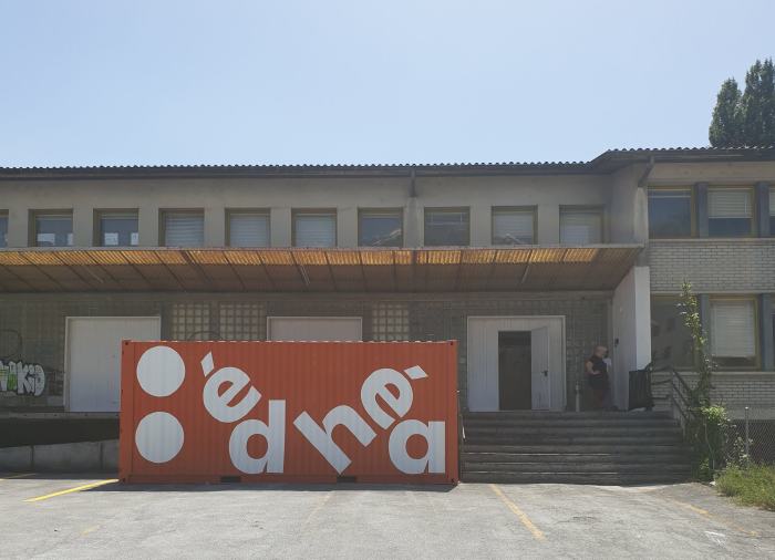 Container devant les Halles Usego, photo: DR